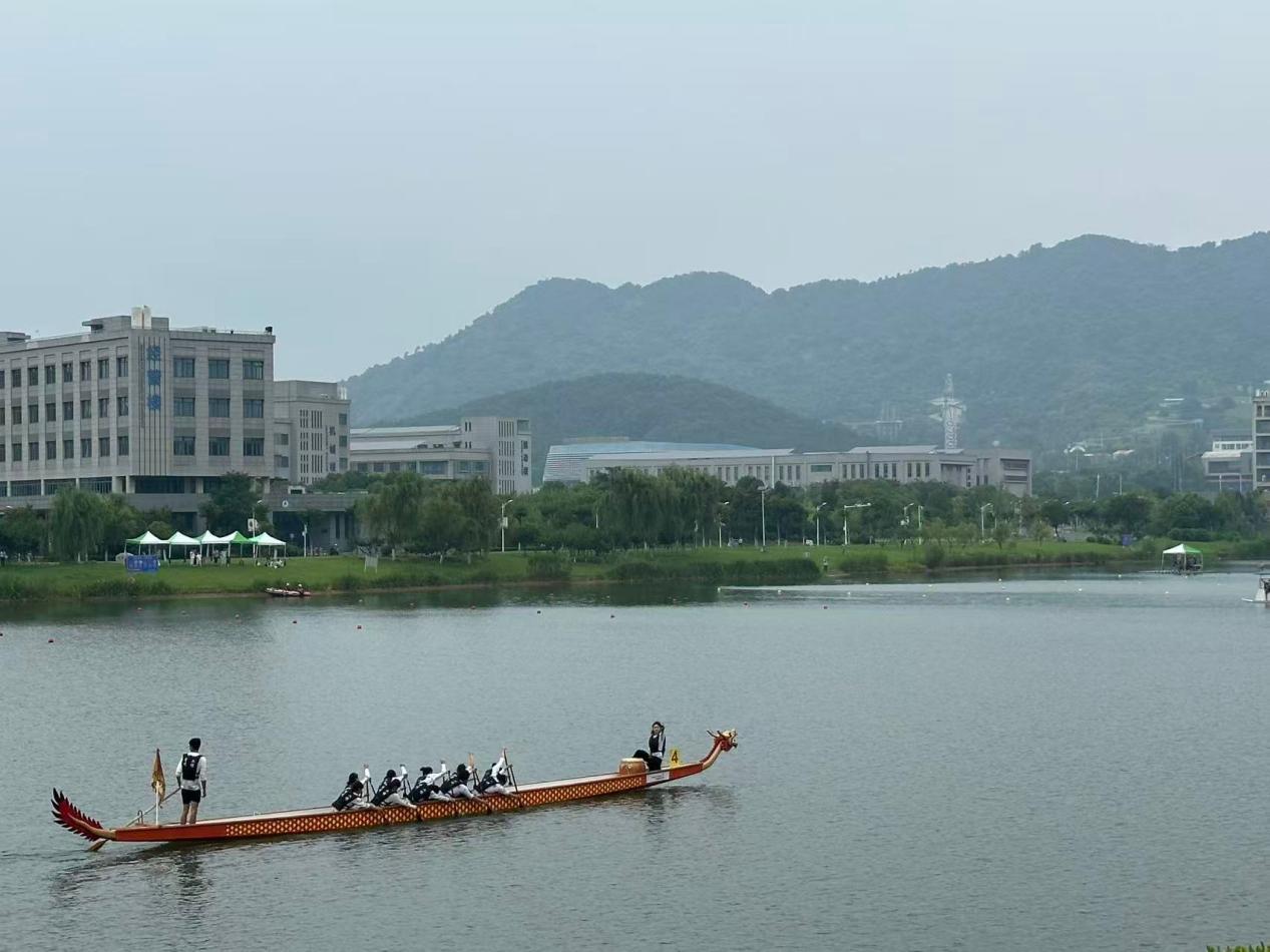 校龙舟队斩获2026年江苏省老员工龙舟锦标赛乙组团体冠军